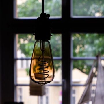 pexels_cathy_b_748462208_28243607_elektra_namai 6 patarimai, kaip taupyti elektrą tamsiojo sezono metu