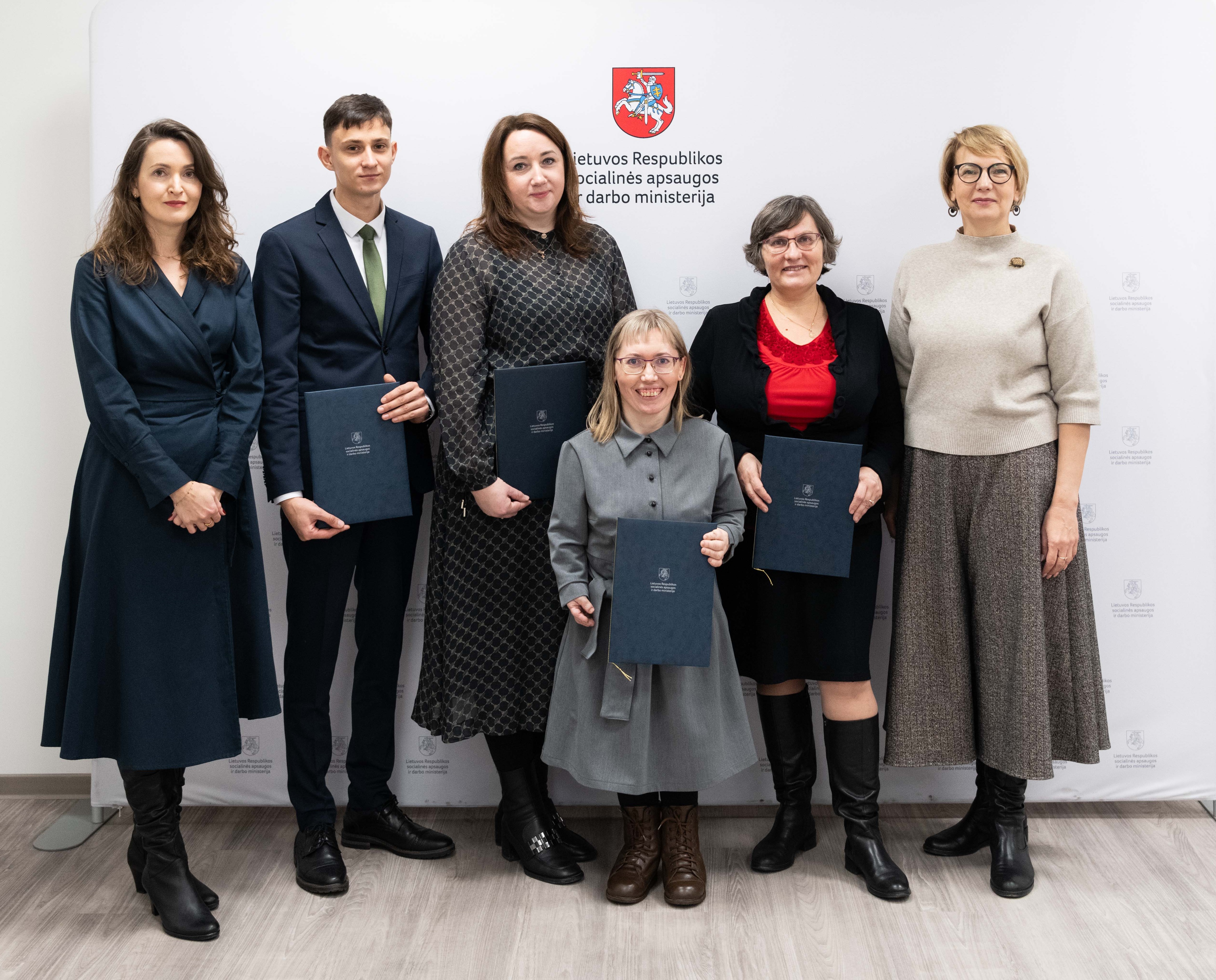 Baigiamųjų_studentų_baigiamųjų_darbų_apdovanojimai_su_darbų_vadovais_ir_viceministre_VAugiene Pirmą kartą išrinkti ir apdovanoti geriausi studentų baigiamieji darbai socialine tematika
