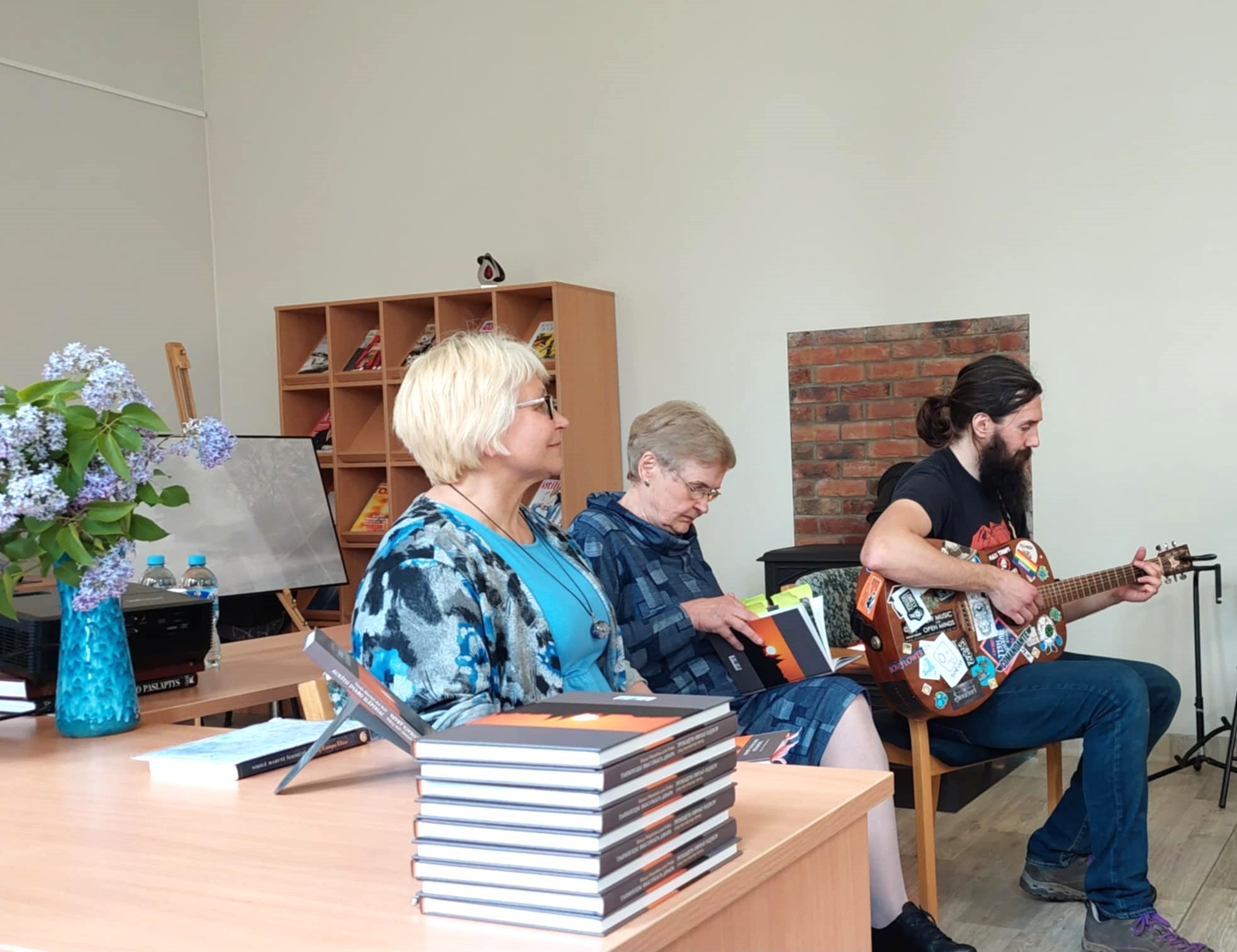 Pristatyta dvikalbė eilėraščių knyga, skirta Aukštadvariui