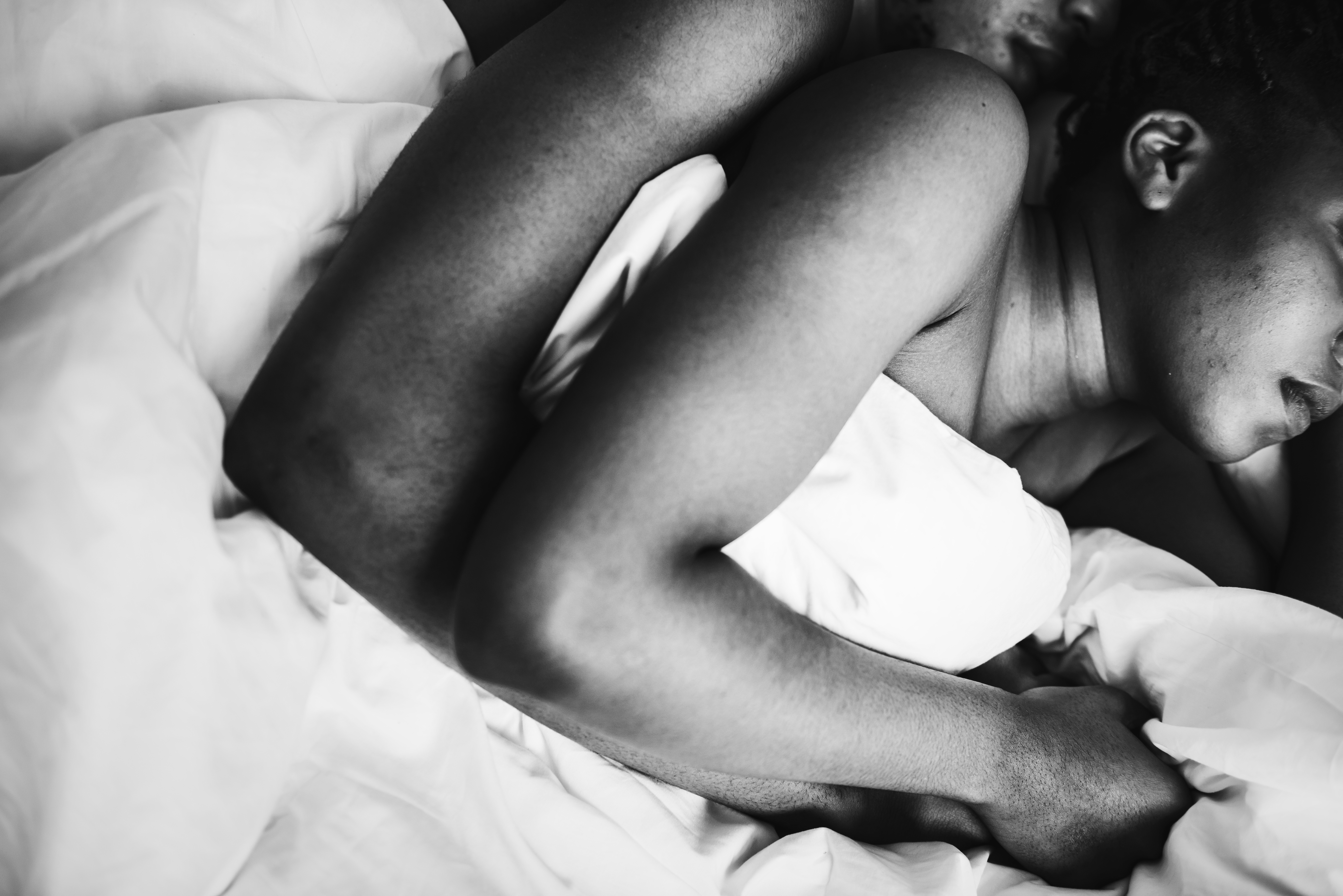 A couple sleeping soundly together Apie tai, ką vyrai dažniausiai nutyli: gydytojos patarimai, padėsiantys susigrąžinti libido
