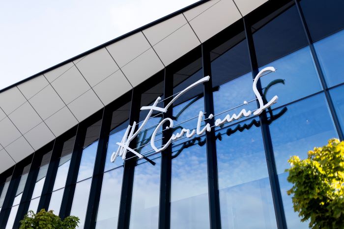 Vilniaus oro uosto išvykimo terminalo fasadą papuošė M. K. Čiurlionio autografas