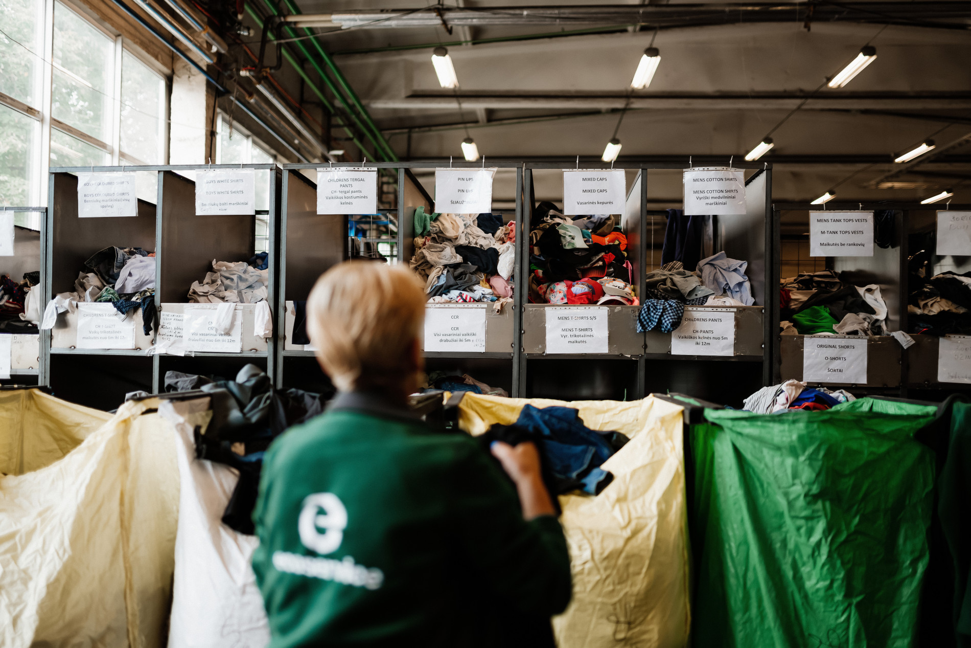Europą dusina tekstilės perteklius: dėvėtų drabužių nebenori trečiosios šalys, o perdirbtos žaliavos – gamintojai