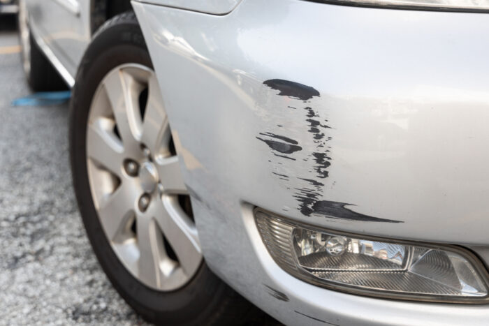 Scratch,Abrasion,On,Car,Front,Bumper,Due,To,Minor,Accident Automobilis apgadintas, tačiau kaltininko – nė kvapo? Štai, ką turite daryti