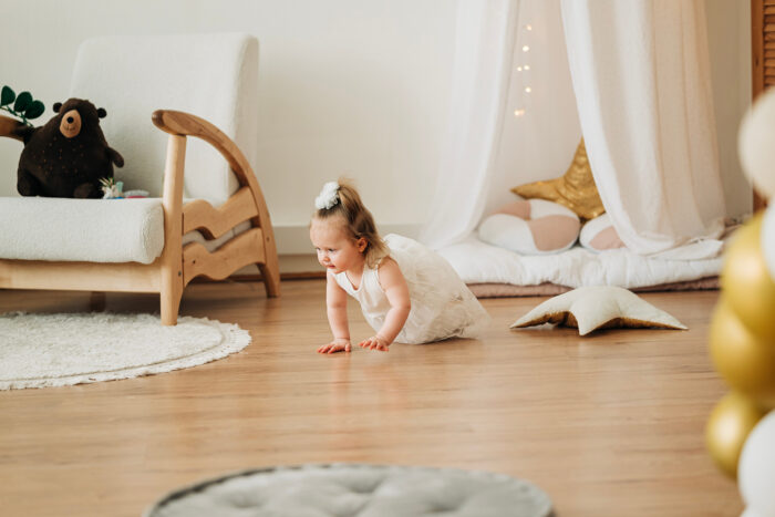 Cute,Beautiful,Girl,Baby,Sitting,On,The,Floor,In,The Mūsų namuose gali slypėti pavojingos cheminės medžiagos. Ekspertas pataria, kaip jų išvengti