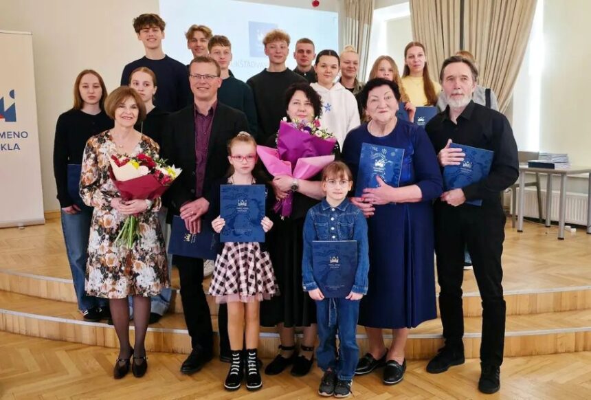 Indre_Makelyte_Morkune_foto_ Maži žingsniai – dideli darbai: Trakų meno mokykloje pristatytas jaunųjų kūrėjų dailės darbų katalogas