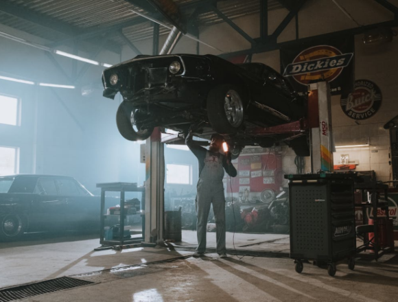 pexels_ Kokia įranga būtina mažam autoservisui pradėti?