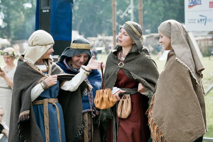 tautinis_ Tautadienis antrus metus kviečia puoštis tautiniu ar baltišku kostiumu