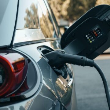 elkektromob Elektromobilis + saulės elektrinė: kiek galima važiuoti beveik nemokamai?