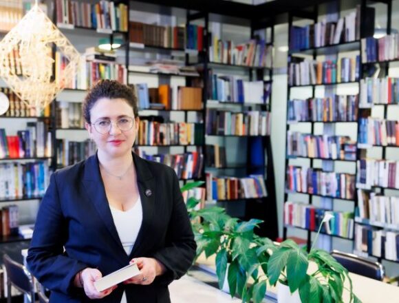 Ruth_Reches Vilniaus Šolomo Aleichemo ORT gimnazijos direktorė Ruth Reches pataria pirmiausia paruošti ne kuprinę, o vaiką