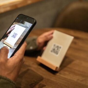 QR kodas restorane gali nuvesti pas sukčius – štai ką būtina patikrinti