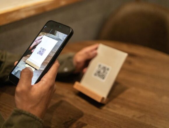 QR_kodas_nuskaitomas_telefonu_asociatyvi_nuotr QR kodas restorane gali nuvesti pas sukčius – štai ką būtina patikrinti